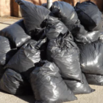 kantong plastik sampah hitam
