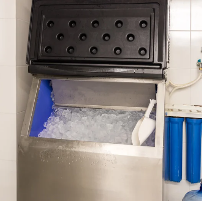 Penggunaan ice cube machine untuk membuat es di restoran